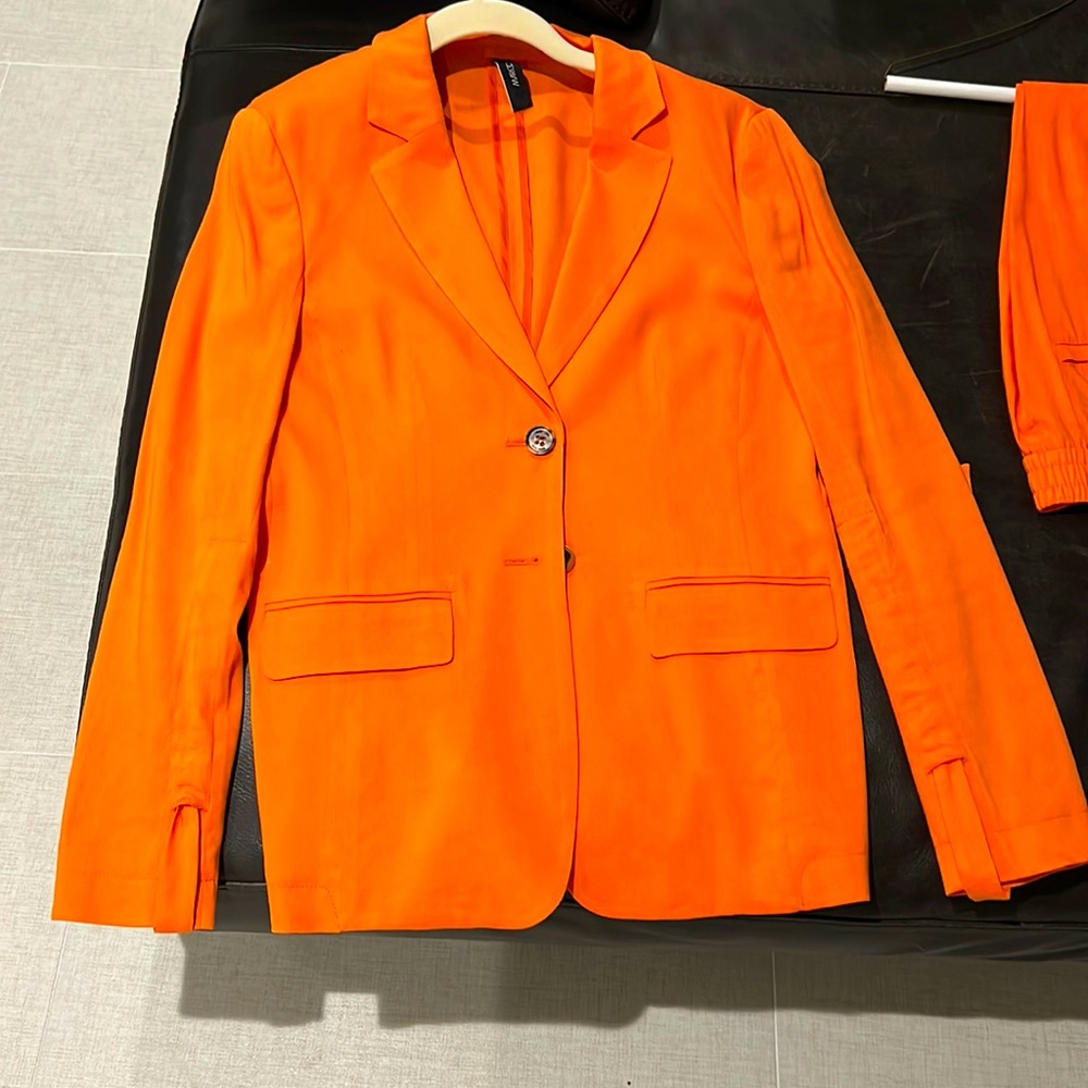 Women’s spring/summer suit. Never worn.